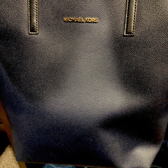 Michael Kors Bucket Purse New without tags (Authentic) - Picture 2 of 4